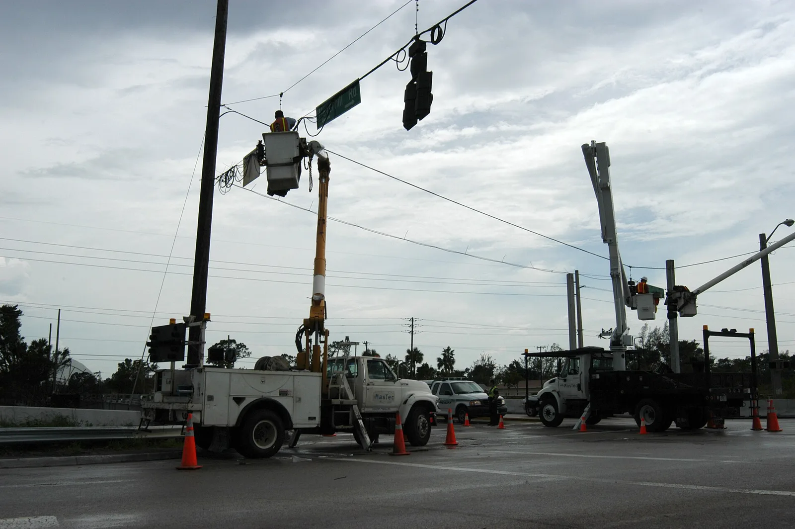 Crews repair storm-damaged traffic signals and lines in West Palm Beach after Hurricane Frances in September 2004.